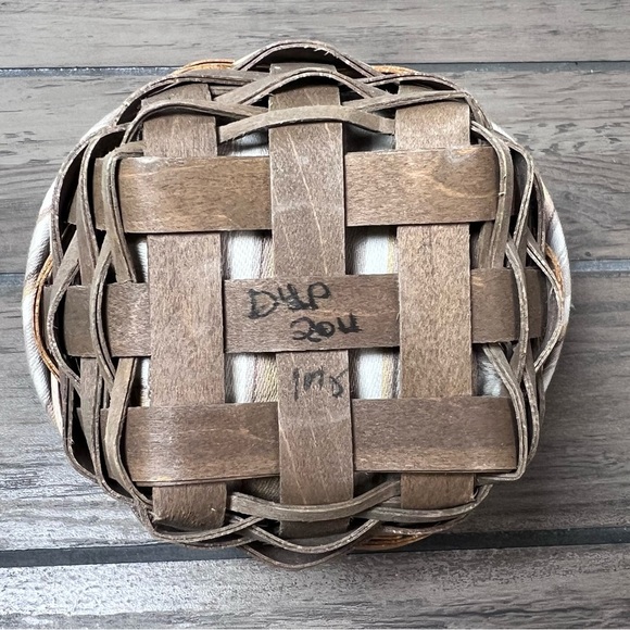 Longaberger 2011 Dresden Basket w/striped tan & white liner 2 leather handles - Picture 4 of 12